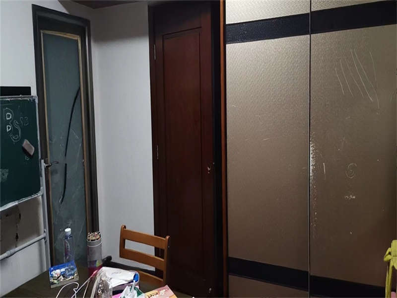 星藍(lán)灣公寓法拍房ABC棟2302號房及室內(nèi)物品