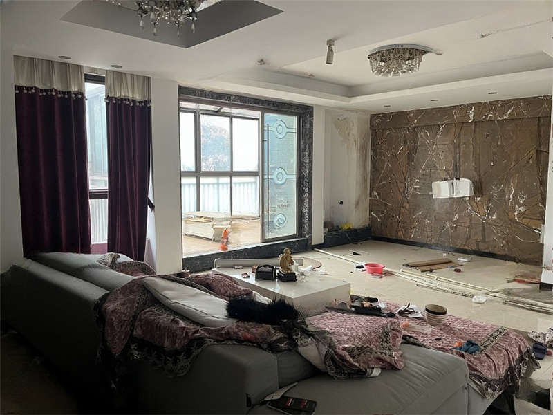 佳兆業(yè)水岸新都法拍房76、77棟404號房屋及室內(nèi)物品